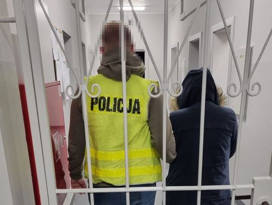 Pilnuj karty płatniczej. Policja zatrzymała 45-latkę, ktora znalazła kartę i 15 razy nią zapłaciła