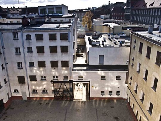 Piłsudski i Sosnkowski na bramie Aresztu Śledczego w Gdańsku