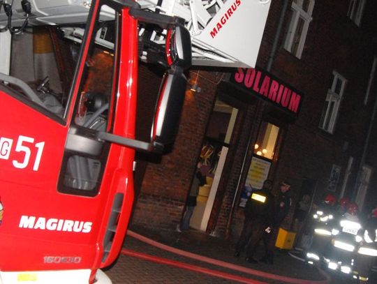 Piwnica w ogniu. 12 osób ewakuowanych