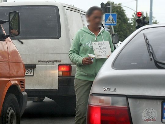 Płaczą, kłamią i zmyślają, by wyłudzić trochę pieniędzy 