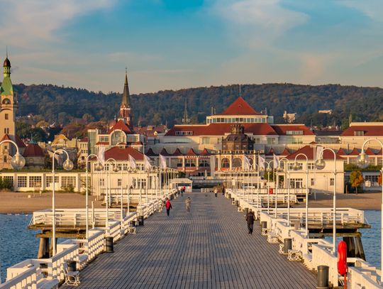 ALT: Apartamenty Sopot – widok na molo i plażę w Sopocie