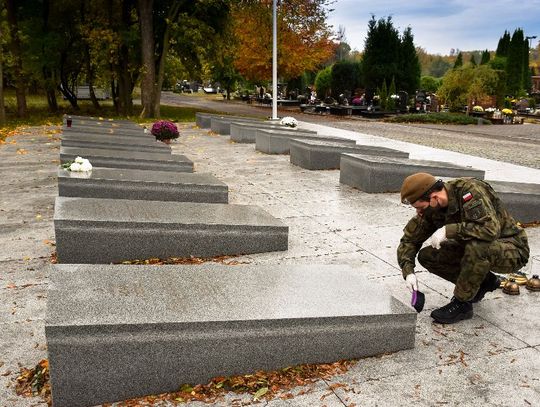 Płomyki pamięci na grobach bohaterów