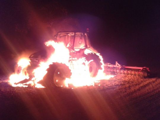 Płonący ciągnik w Waćmierzu
