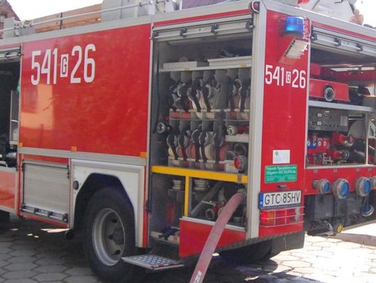 Płonący stóg siana obok gospodarstwa. Ponad 4 godziny nocnej akcji!