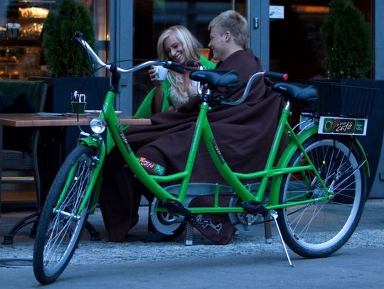 Po kawce przejażdżka rowerem po mieście z przyjaciółmi