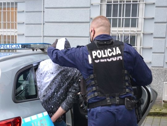 Po narkotykach i bez uprawnień przewoził trójkę dzieci, w tym jedno bez fotelika