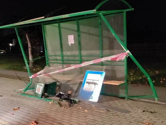 Po pijanemu wjechał w przystanek. W wypadku ranni pasażerowie... [ZDJĘCIA]