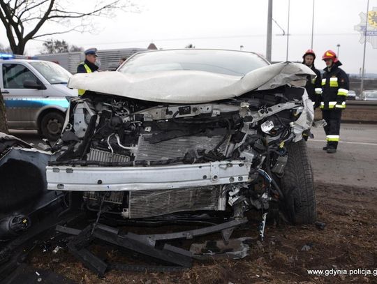 Po ulicach Gdyni gonili pirata drogowego - pościg zakończył się czołowym zderzeniem na ulicy jednokierunkowej