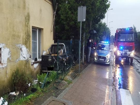 Po zderzeniu uderzył w dom. Policjanci wyjaśniają okoliczności