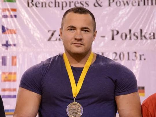Pobił rekord świata w wyciskaniu sztangi!