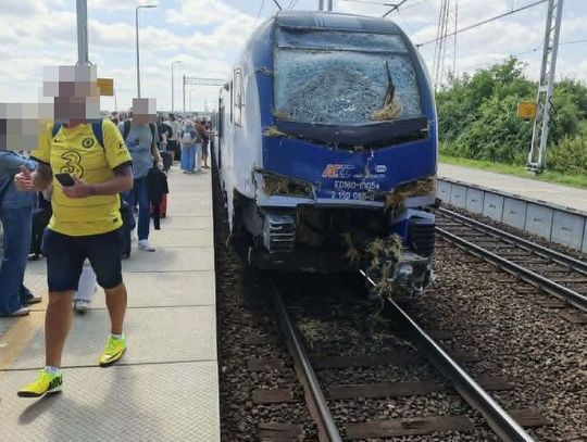 Pociąg Intercity zderzył się z ciągnikiem w Czarlinie. Ruch kolejowy został wstrzymany