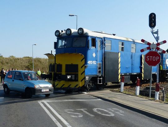 Pociąg zmiażdżył samochód - zobacz zdjęcia z symulacji wypadku