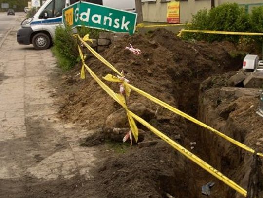 Pociski rakietowe typu katiusza na budowie w Kartuzach