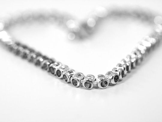 Początek biżuterii srebrnej. Co warto wiedzieć o tym wspaniałym kruszcu