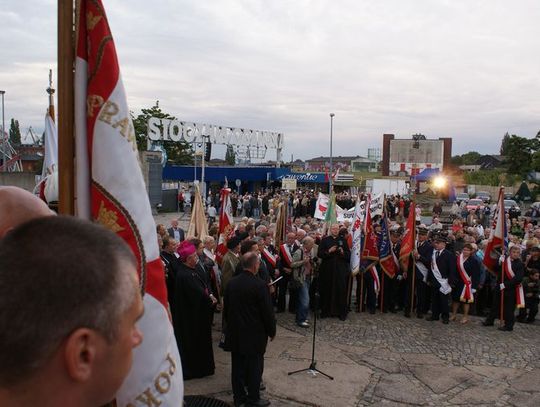 Pod Pomnikiem Poległych Stoczniowców: prezydent z marszałkiem, Wałęsa z lekarzem, stoczniowcy z hymnem i modlitwą 