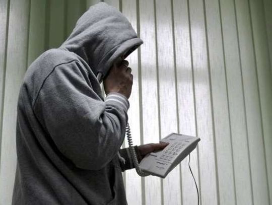 Podają się za policjantów i żądają przekazania pieniędzy