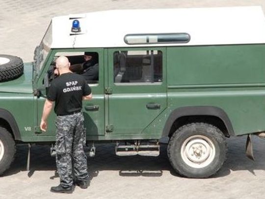 Podejrzany ładunek w piwnicy - "bombowe" baterie kolejowe