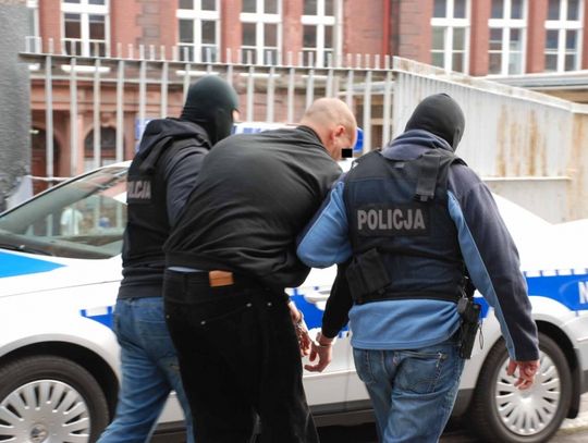 Podejrzany o morderstwo kobiety powiesił się na prześcieradle