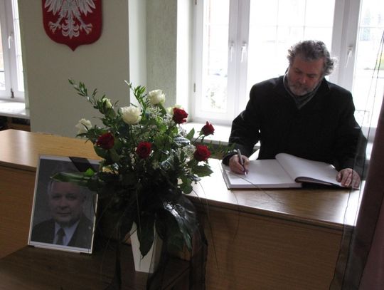 POGRĄŻENI W ŻAŁOBIE