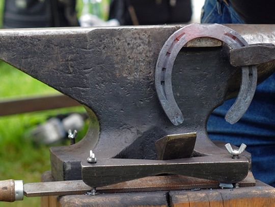 Pokaz kucia podków z Józefem Antczakiem z Kadyn w Kuźni Wodnej w Oliwie