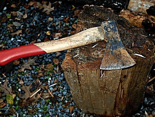 Pokłócił się z kolegą... Wziął siekierę i zmasakrował jego auto