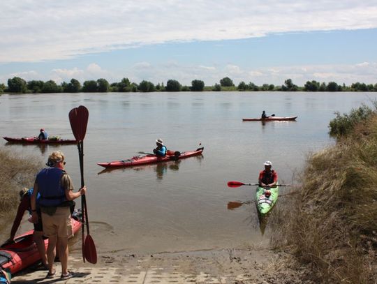 Pokonują Wisłę kajakami. Grupa ok. 30 kajakarzy zawinęła nad tczewską Wisłę [ZOBACZ GALERIA ZDJĘĆ!]