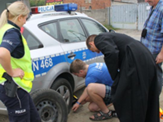 Policja eskortowała pielgrzymów. Nagle złapali "gumę". Wtedy...