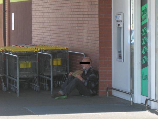 Policja nie widzi problemu żebractwa pod dyskontem?