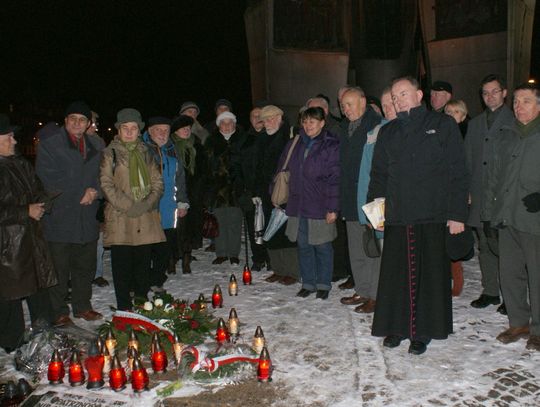 Policja pod Pomnikiem - dezaprobata. Protestujący spisani - jak w PRL