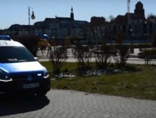 Policjanci apelują przez megafon na ulicach Tczewa – ZOSTAŃ W DOMU!