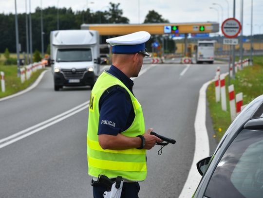 Policjanci dbają o bezpieczeństwo na autostradzie