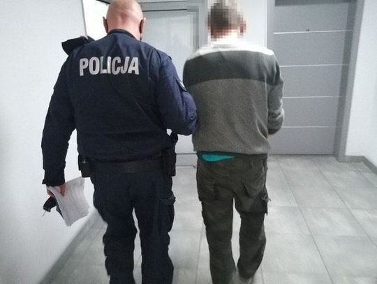 Policjanci drogówki zatrzymali poszukiwanego, który miał sądowy zakaz kierowania i posiadał amfetaminę