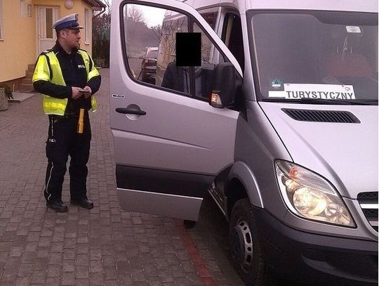 Policjanci kontrolują autokary przewożące dzieci