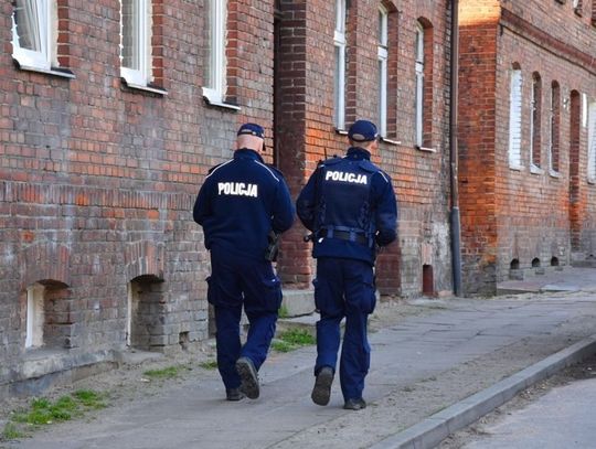 Policjanci kontrolują przestrzeganie obostrzeń w związku z Covid-19
