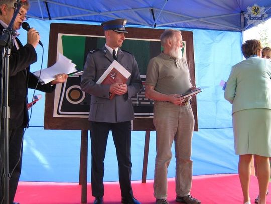 Policjanci na festynie w domu społecznym "Ostoja"