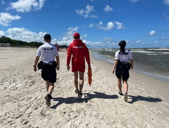 Policjanci na plażach, w pasie nadmorskim, nad jeziorami za pomocą komunikatów głosowych ostrzegają przed zagrożeniem