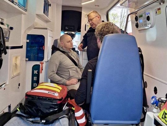 Policjanci pokazali, jak reagować na agresję podczas udzielania pomocy