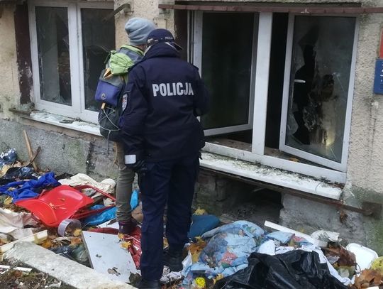 Policjanci pomagają osobom bezdomnym