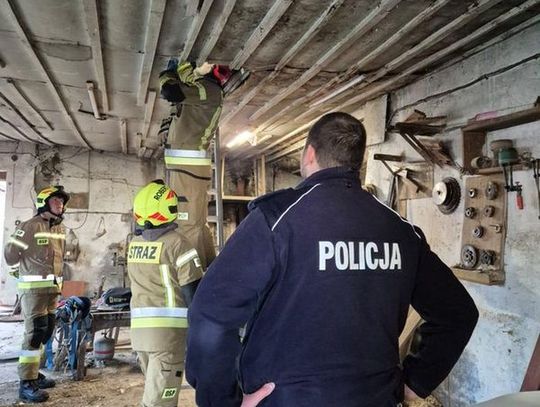 71-latek zasłabł na poddaszu – policjanci i strażacy w akcji