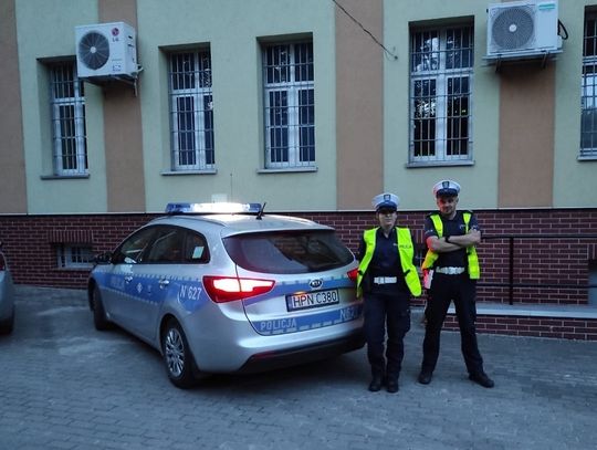 Policjanci pomogli eskortować chorego do szpitala