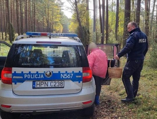 Policjanci pomogli kobiecie, która zgubiła się w lesie