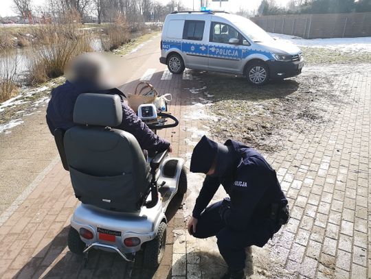 Policjanci pomogli kobiecie na wózku, który uległ awarii