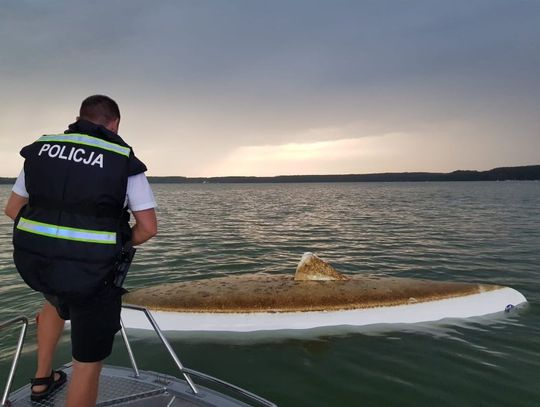 Policjanci pomogli załodze wywróconej żaglówki