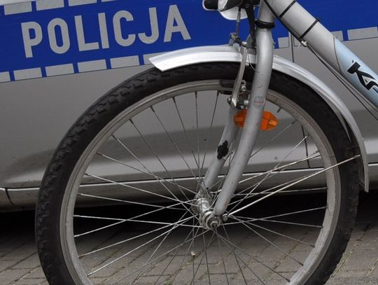 Policjanci poszukują właściciela roweru. Rower stał pod sklepem przez kilka dni
