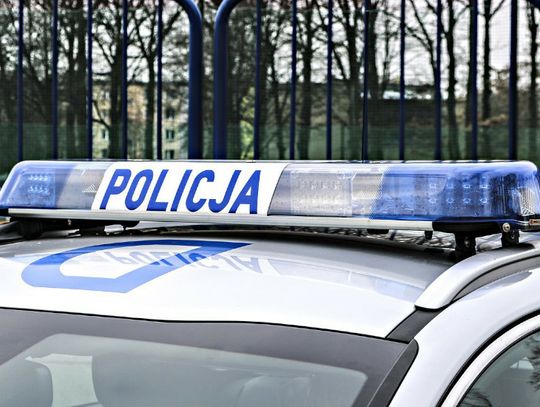 Policjanci pracowali na miejscu wypadku z udziałem 4 samochodów