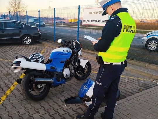 Policjanci pracowali na miejscu wypadku z udziałem motocyklisty w Bytowie