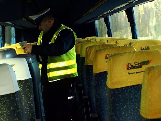 Policjanci skontrolują autokar przed wyjazdem na ferie!