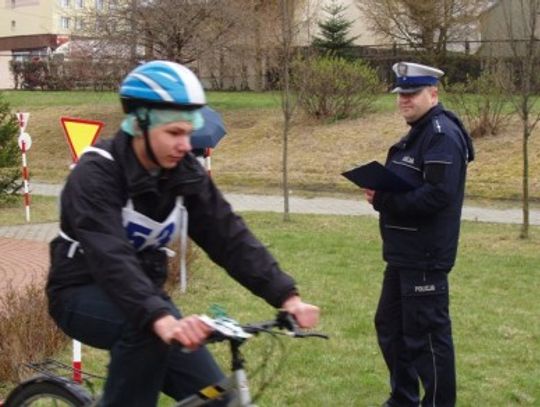 Policjanci uczyli dzieci bezpiecznego poruszania się po drogach.