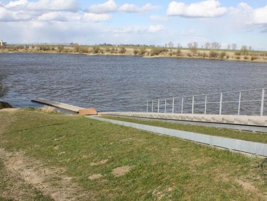 Policjanci uratowali 45-latka, który skoczył do rzeki