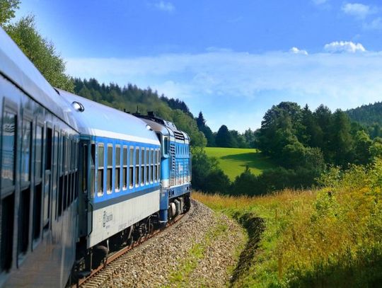 Policjanci uratowali kobietę, która chciała rzucić się pod pociąg